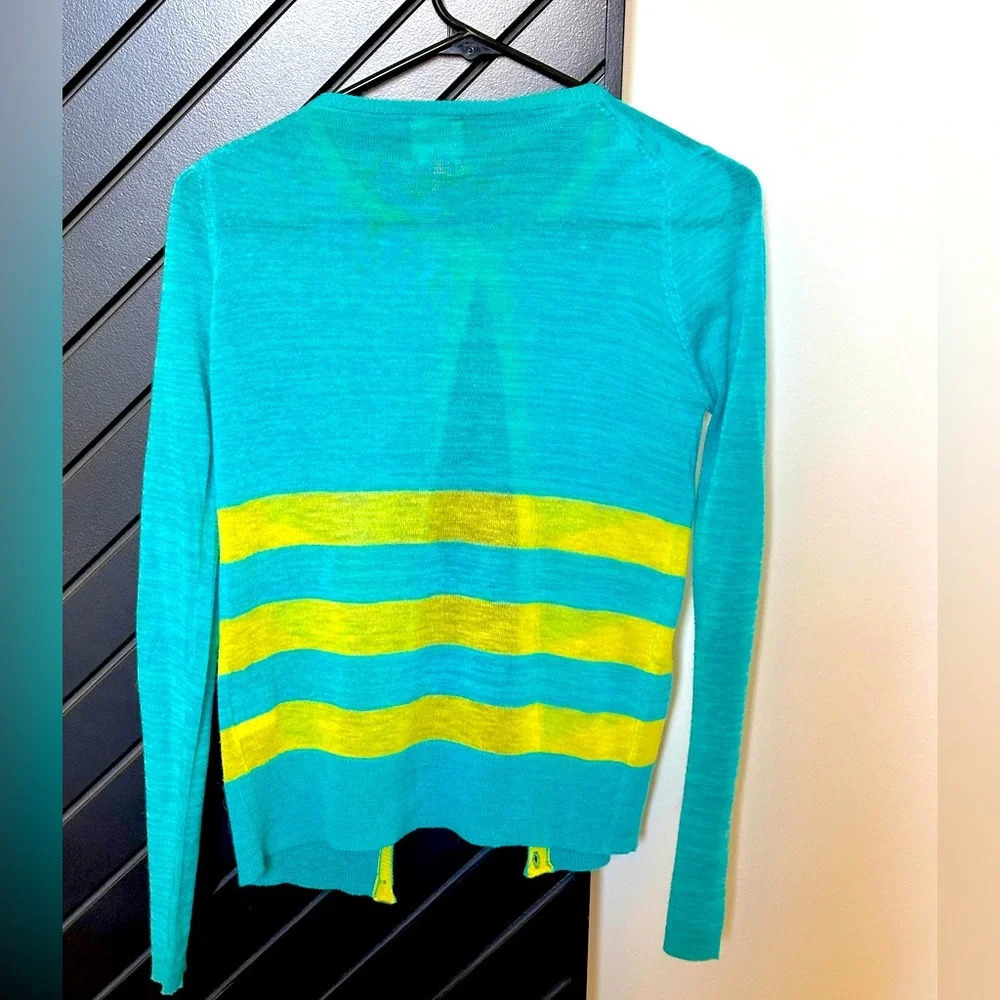 Light cardigan sweater in size XS. Beautiful color combination. Great condition. - Picture 2 of 2